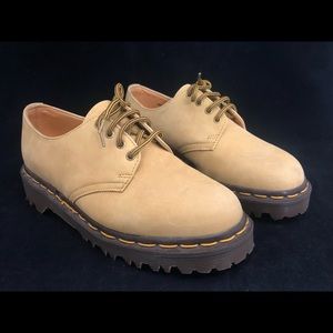 Doc Martens 1561 Tan Oxfords England Wm UK 4 US 6